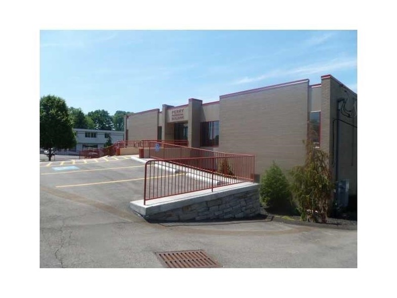 8135 Perry Hwy, Pittsburgh, PA for lease - Building Photo - Image 3 of 3