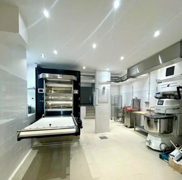 Retail in Nice for sale - Interior Photo - Image 3 of 5