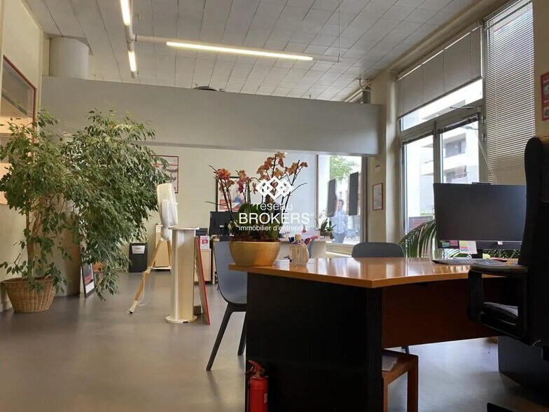 Retail in Grenoble for sale - Interior Photo - Image 2 of 7