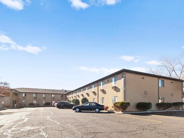 Super 8 & Travelodge Elko Portfolio portfolio of 2 properties for sale on LoopNet.com - Building Photo - Image 2 of 48