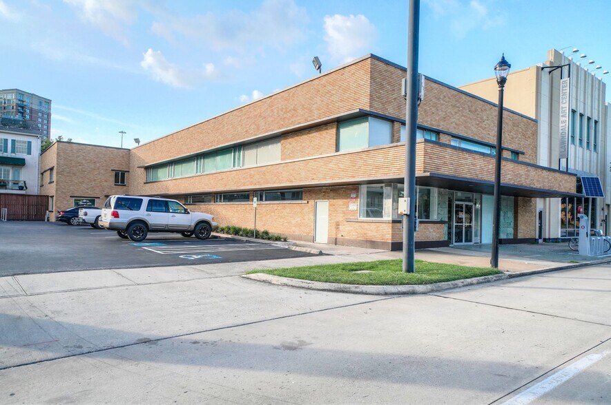 4916 Main St, Houston, TX for lease - Building Photo - Image 1 of 18