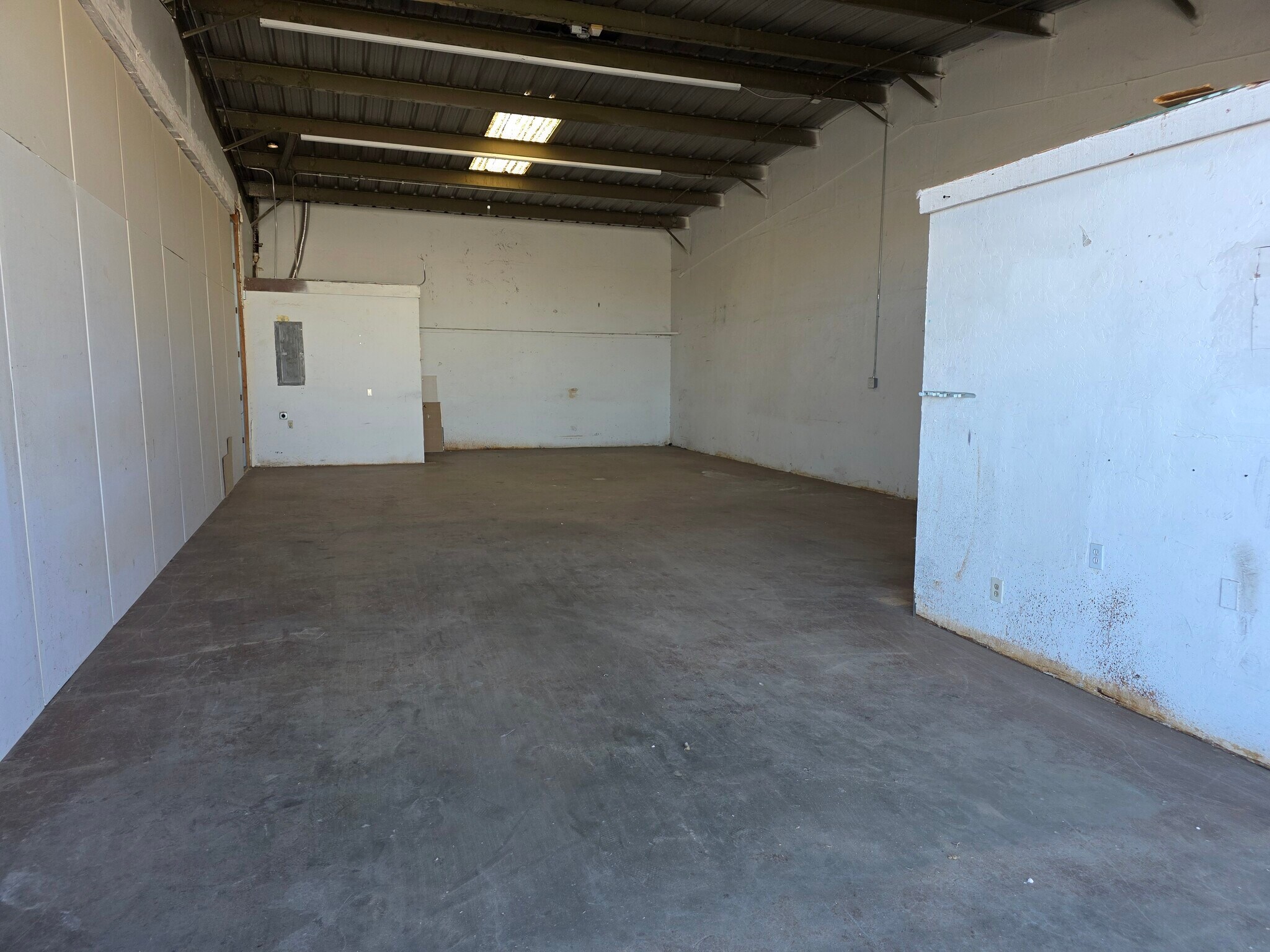 14015 Pioneer Rd, Apple Valley, CA for lease Interior Photo- Image 1 of 8
