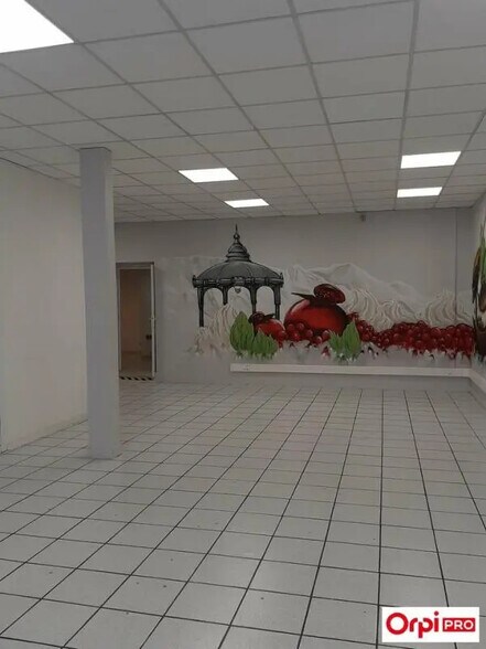 Retail in Valence for lease - Interior Photo - Image 2 of 9