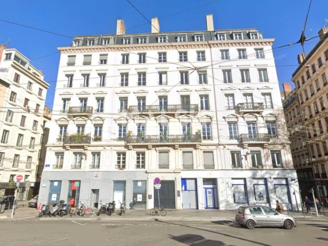 Retail in Lyon for lease Building Photo- Image 1 of 4