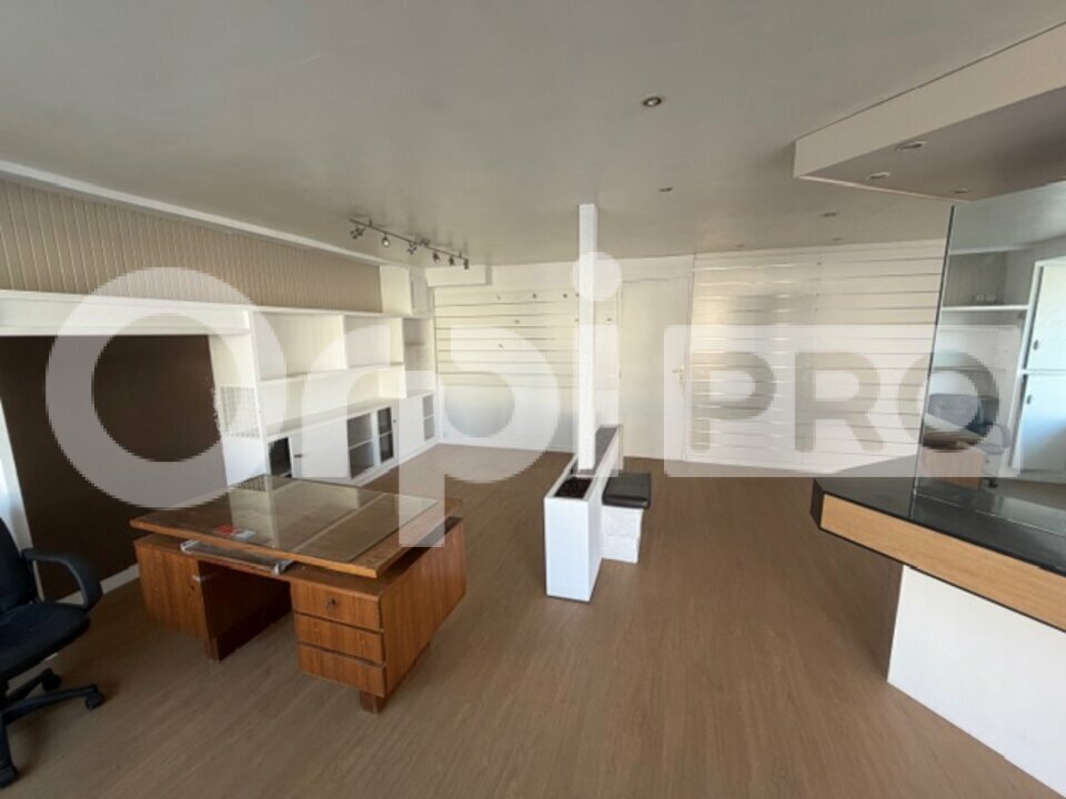 Retail in La Rochelle for lease Interior Photo- Image 1 of 4