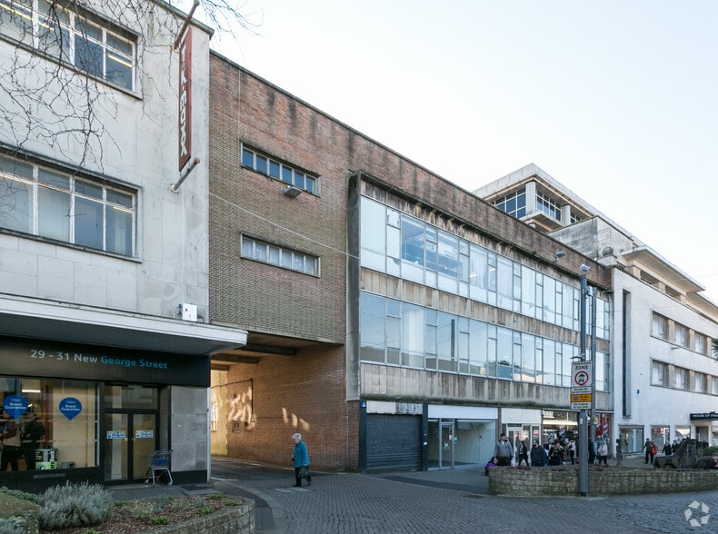 House of Fraser portfolio of 2 properties for sale on LoopNet.com - Primary Photo - Image 2 of 2