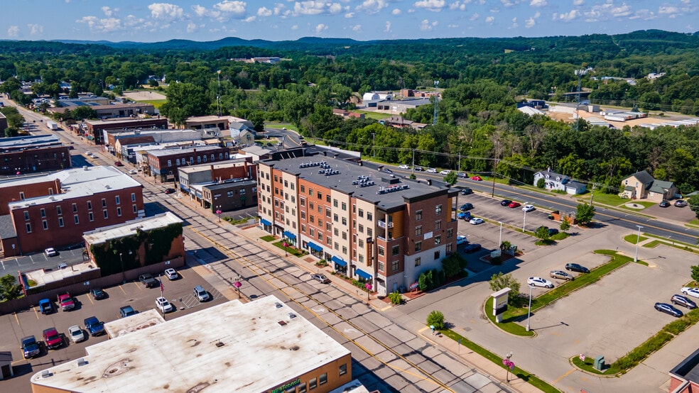 503 Broadway St S, Menomonie, WI for sale - Building Photo - Image 1 of 2