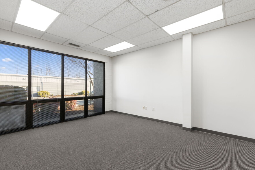 209 Creek Ridge Rd, Greensboro, NC for lease - Building Photo - Image 3 of 6