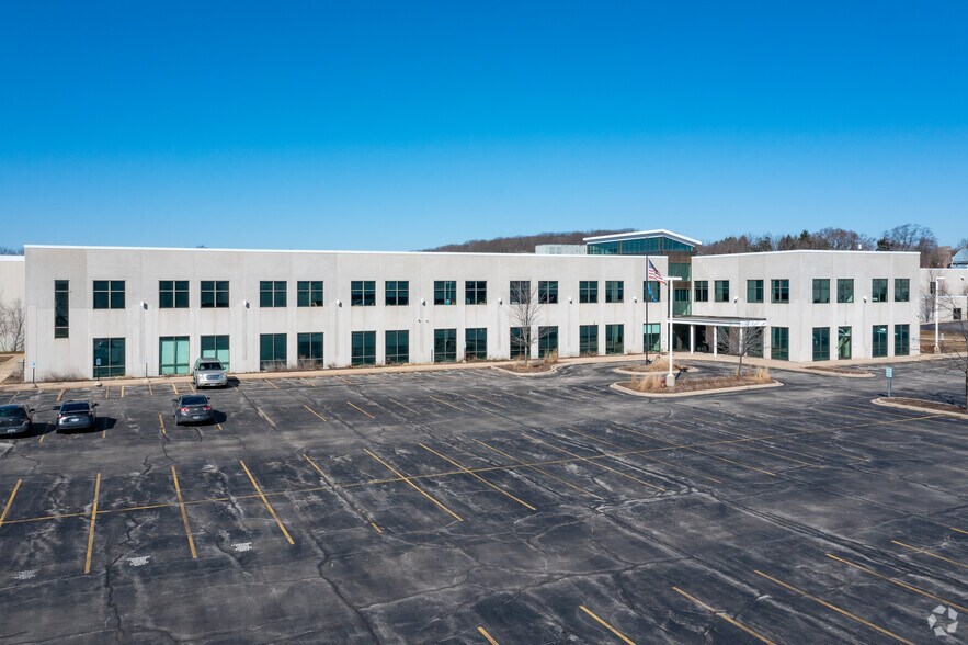 5915 Moorland Rd, New Berlin, WI for sale - Building Photo - Image 1 of 1