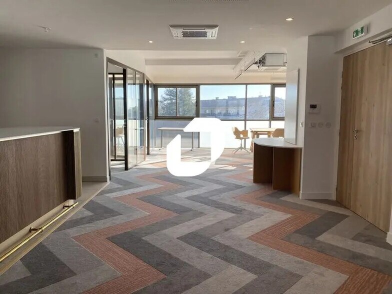 Office in Talence for lease - Building Photo - Image 3 of 14
