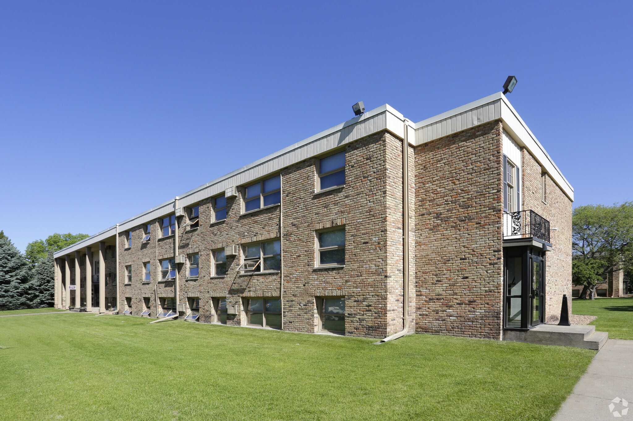 6910-6920 Humboldt Ave N, Brooklyn Center, MN for sale Primary Photo- Image 1 of 1