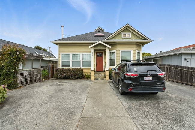 575 Myrtle St, Half Moon Bay, CA for sale - Primary Photo - Image 1 of 60