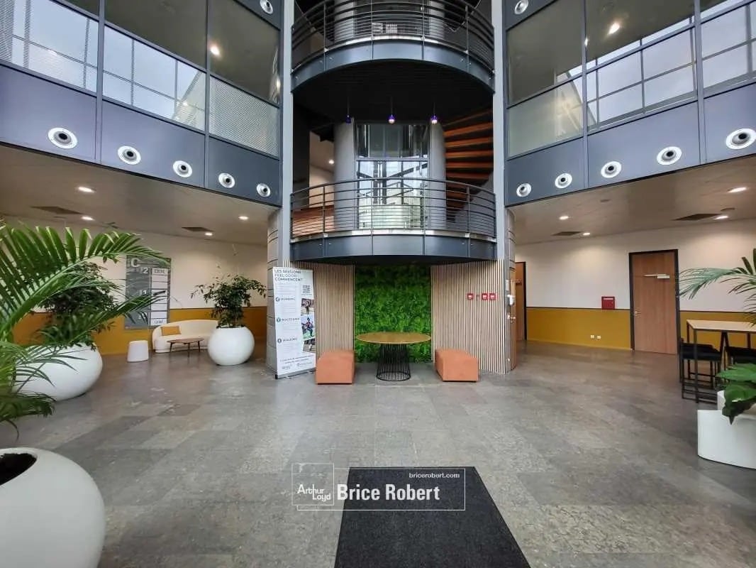 Office in Écully for lease Interior Photo- Image 1 of 13