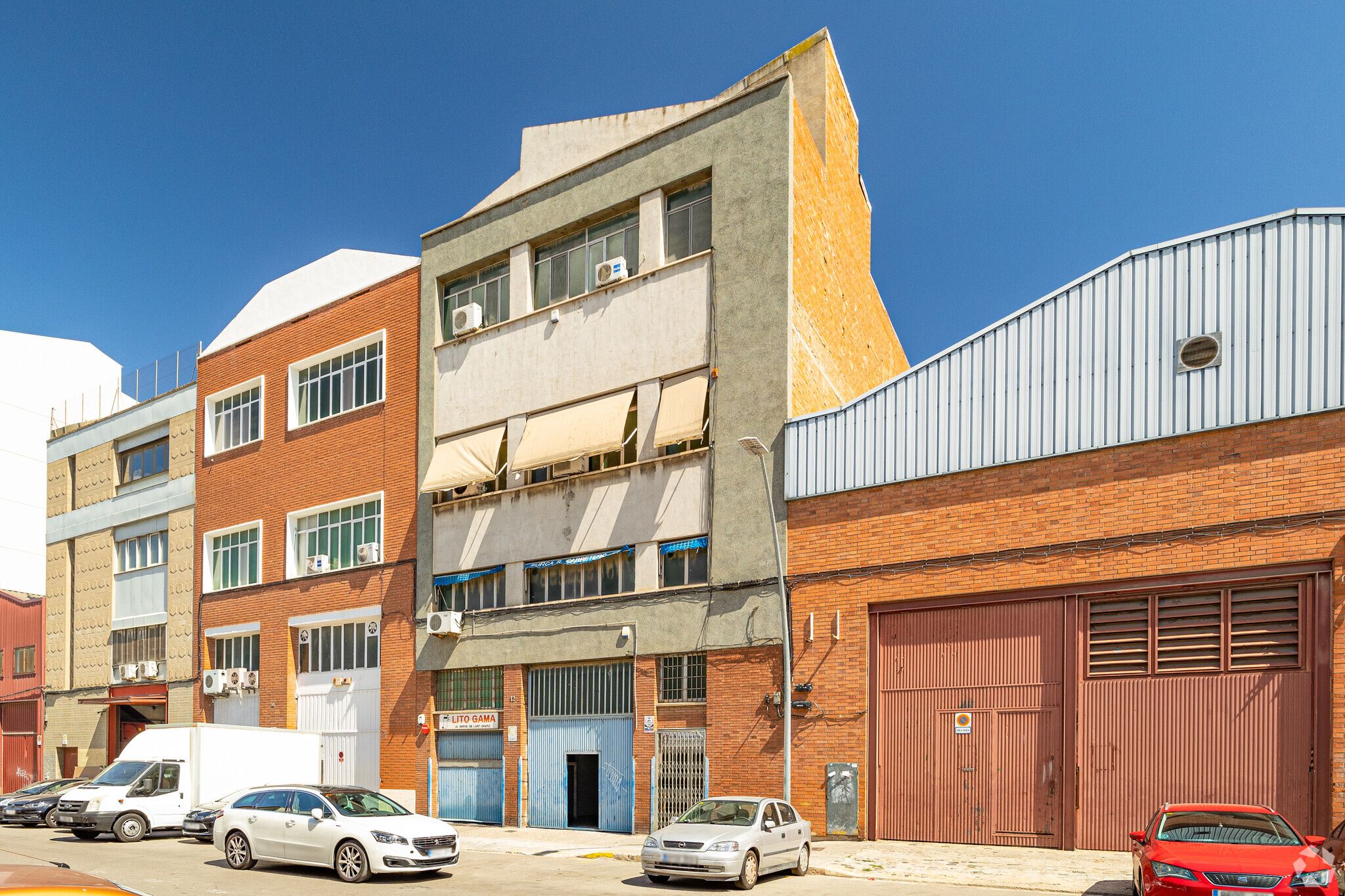 Industrial in Barcelona, BAR for lease Primary Photo- Image 1 of 3