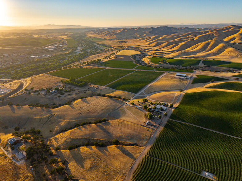 8585 Cross Canyons Rd, San Miguel, CA for sale - Primary Photo - Image 1 of 118