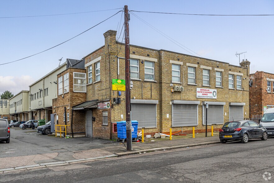 17 Queensway, Enfield for sale - Primary Photo - Image 1 of 1