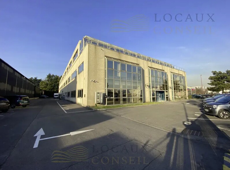 Industrial in Bezons for lease Primary Photo- Image 1 of 3