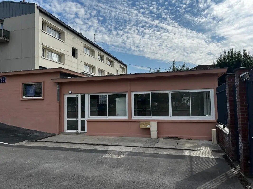 Flex in Amiens for lease Building Photo- Image 1 of 3