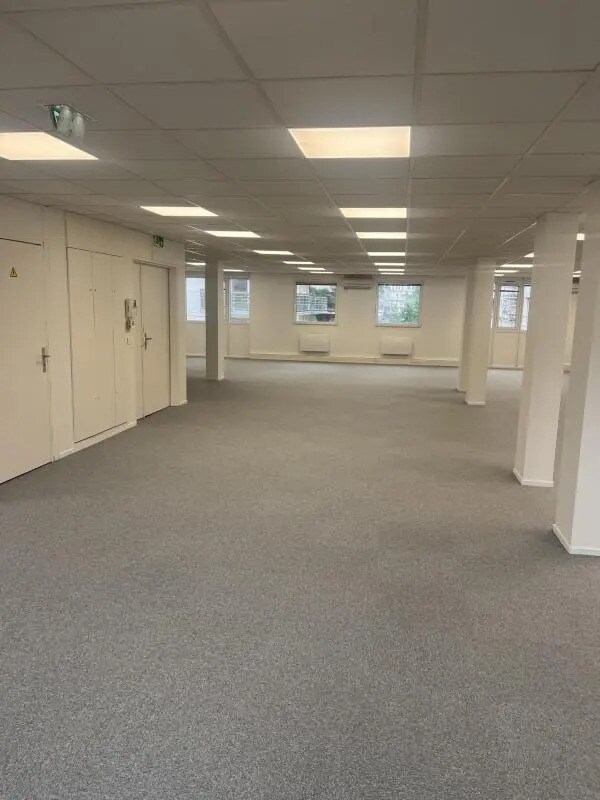 Location Bureaux 210 m² - Photo 1