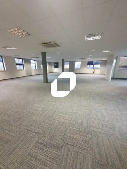 103 Rue Pereire, Saint-Germain-en-Laye for lease - Interior Photo - Image 2 of 11