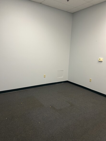 1148-1166 Westowne Dr, Neenah, WI for lease - Building Photo - Image 3 of 21