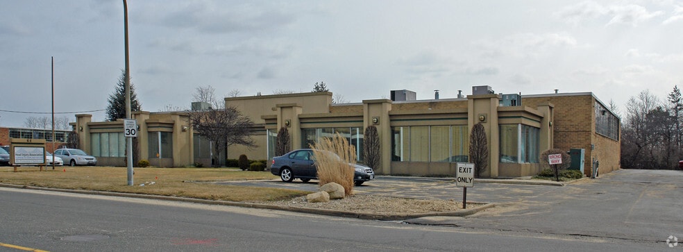 63-65 Austin Blvd, Commack, NY for sale - Primary Photo - Image 1 of 1
