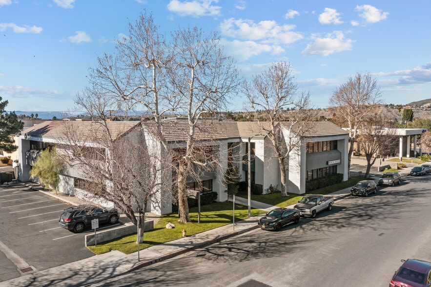 27141 Hidaway Ave, Canyon Country, CA for lease - Building Photo - Image 2 of 16