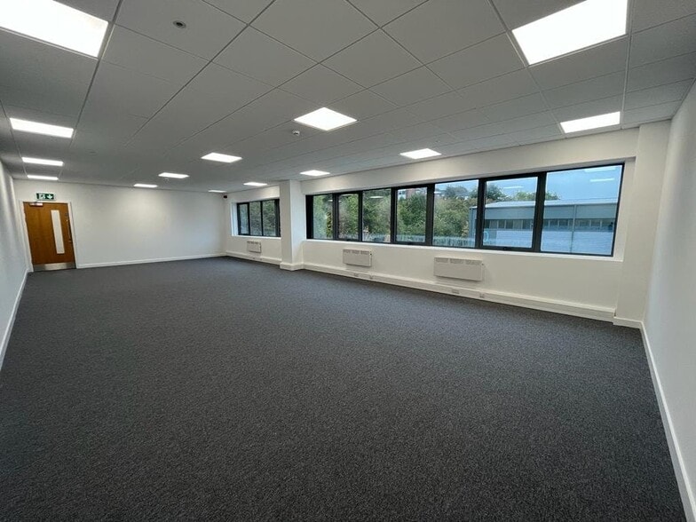 6 Asheridge Rd, Chesham for lease - Interior Photo - Image 2 of 4