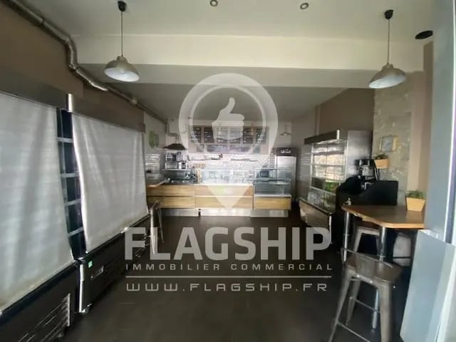 Retail in Montreuil for lease - Building Photo - Image 1 of 9