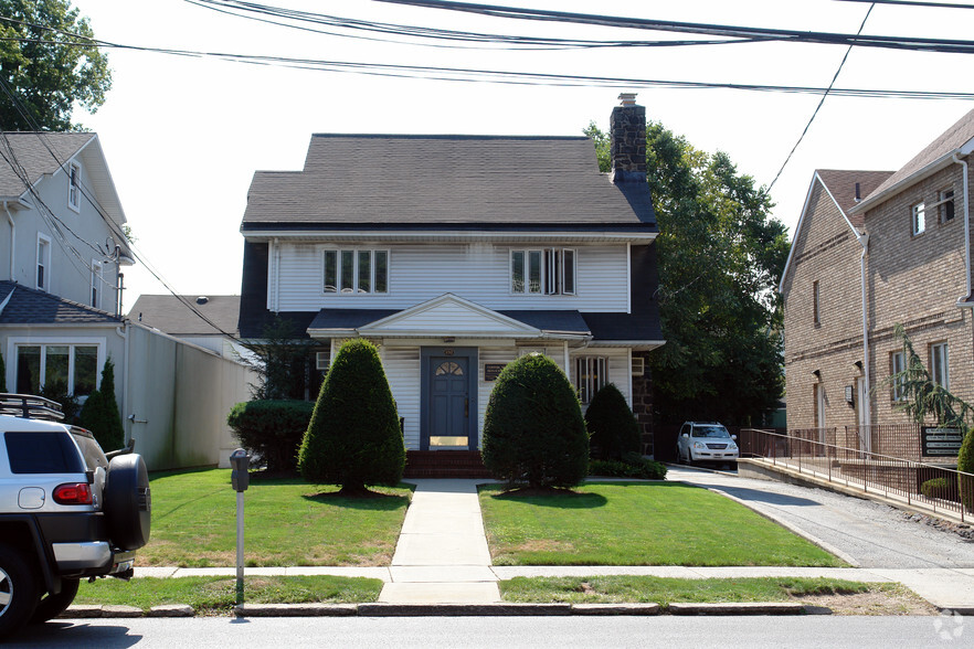 690 Forest Ave, Staten Island, NY for lease - Building Photo - Image 2 of 2