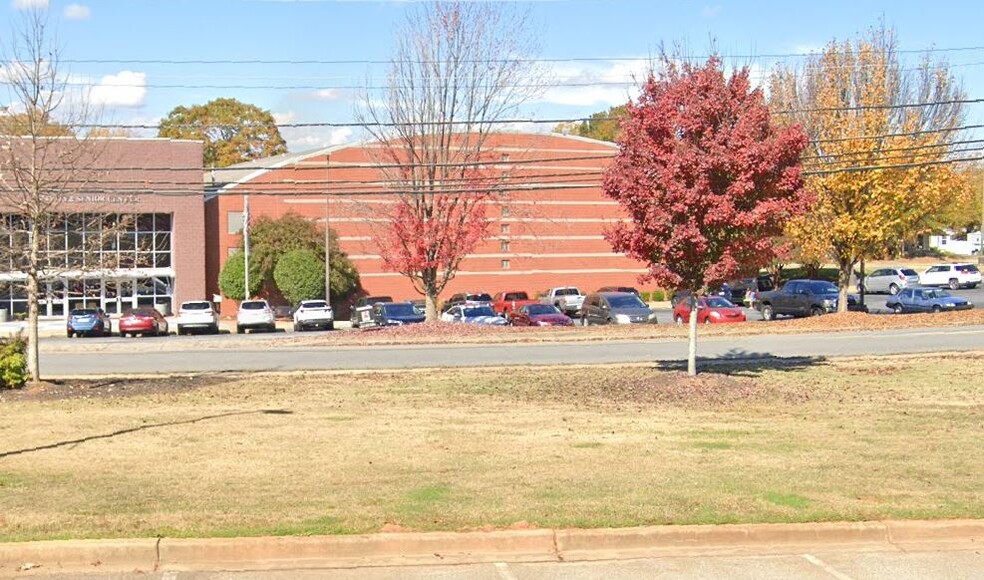 307 W Curtis St, Simpsonville, SC for sale - Lobby - Image 1 of 6