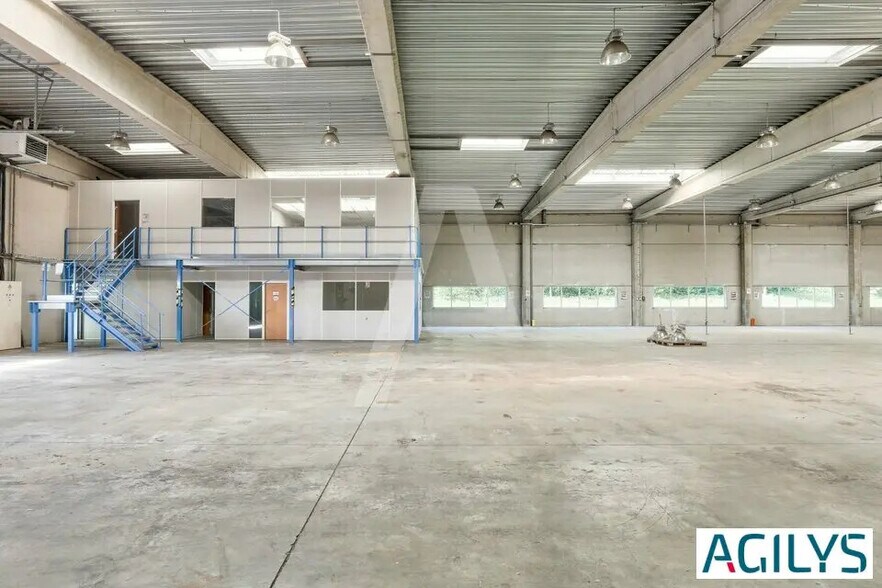Industrial in Chilly-Mazarin for lease - Interior Photo - Image 2 of 7