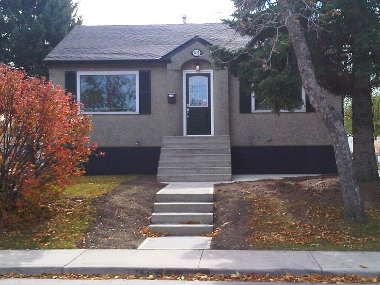 501 30 Av NW, Calgary, AB for sale - Primary Photo - Image 1 of 1