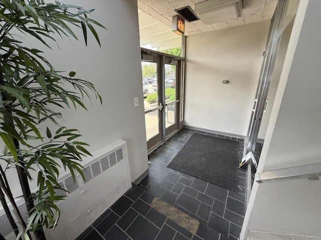 8400 Brookfield Ave, Brookfield, IL for sale - Interior Photo - Image 2 of 14