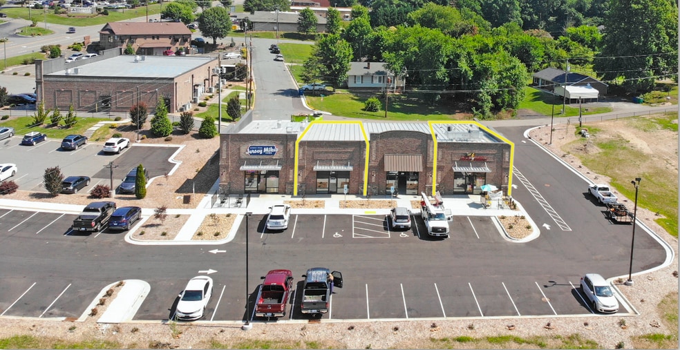 1025 Rockford St, Mount Airy, NC for lease - Building Photo - Image 1 of 1