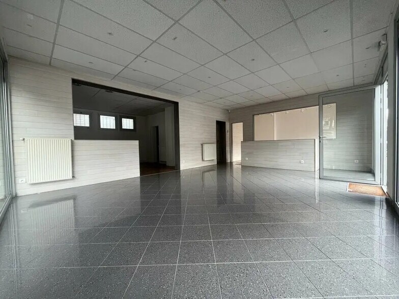 Retail in Le Havre for lease - Interior Photo - Image 3 of 5