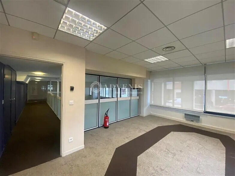 Retail in Montigny-le-Bretonneux for lease - Interior Photo - Image 3 of 4