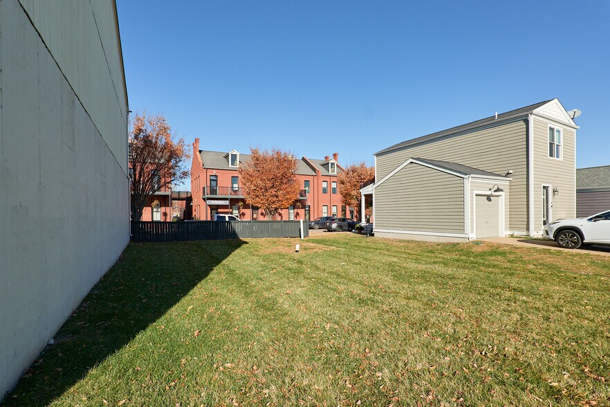 3328 Rue Royale St, Saint Charles, MO 63301