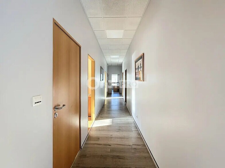 Office in Saint-Quentin for lease - Interior Photo - Image 2 of 6