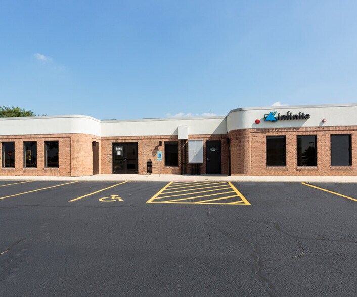 3219 N Wilke Rd, Arlington Heights, IL for lease - Building Photo - Image 1 of 13