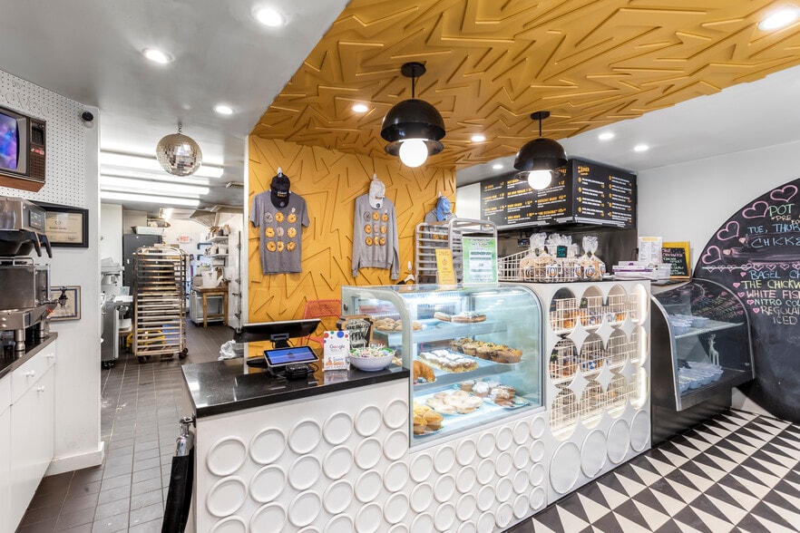 25 West Neck Rd, Shelter Island, NY for sale - Interior Photo - Image 3 of 30