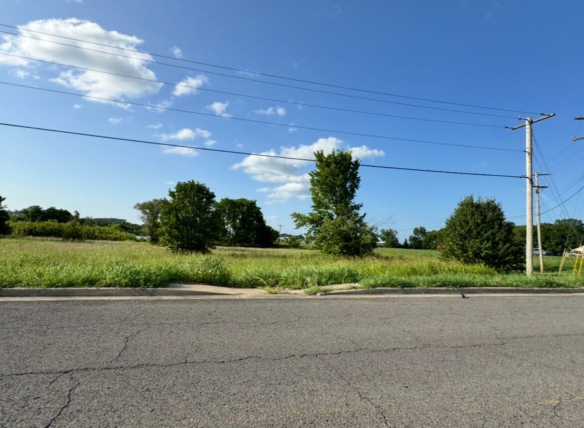 Hwy 62 Willis Rd, Tahlequah, OK for lease Primary Photo- Image 1 of 4
