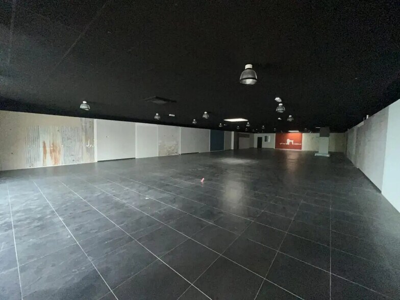 Retail in Maurepas for lease - Interior Photo - Image 2 of 6