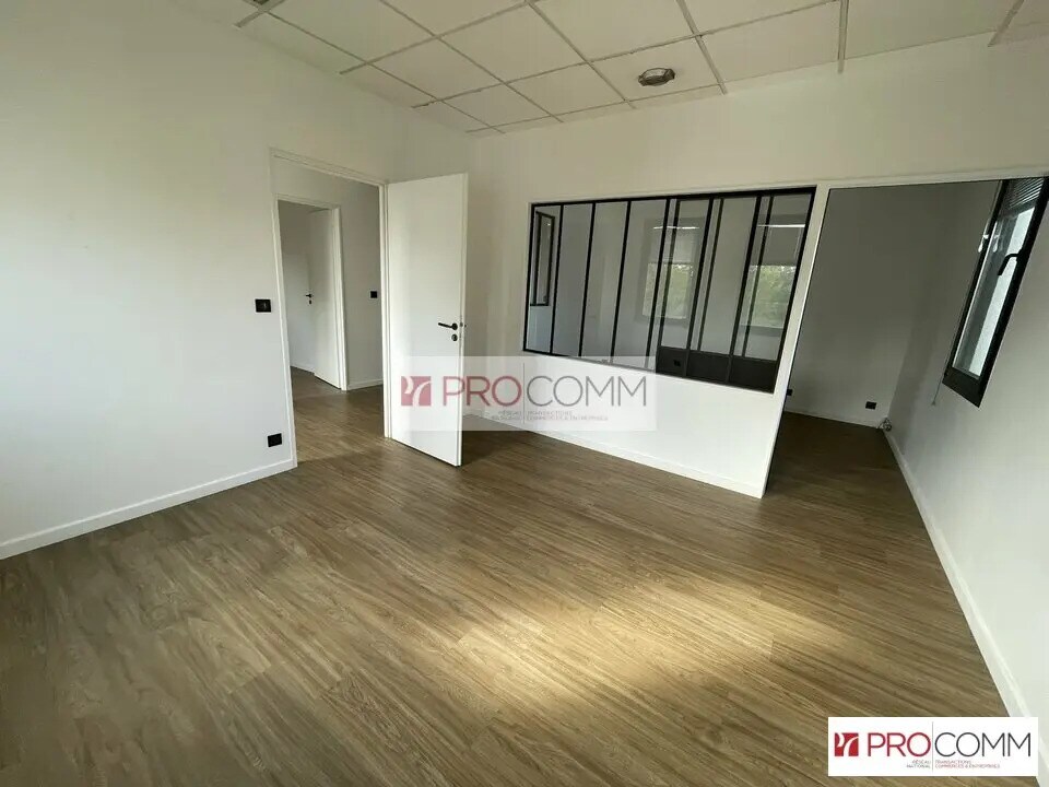 Office in Chartres for lease Interior Photo- Image 1 of 13