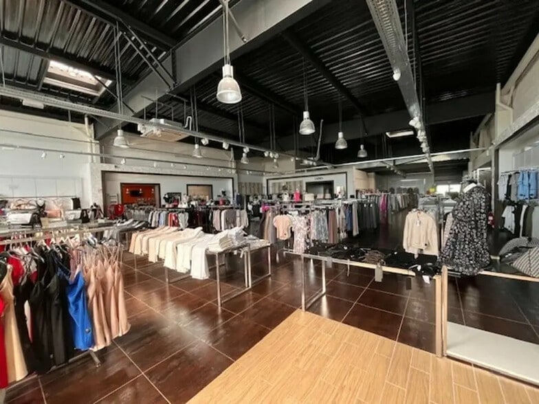 Retail in Vannes for lease - Interior Photo - Image 1 of 5