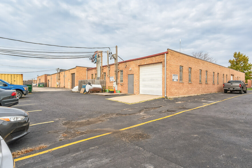 935 Lunt Ave, Schaumburg, IL for sale - Building Photo - Image 1 of 1