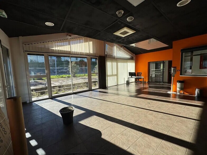 Retail in Castanet-Tolosan for sale - Interior Photo - Image 1 of 13