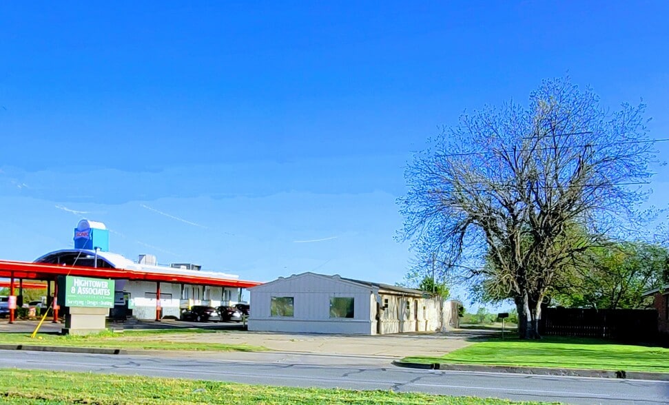 2614 SW Lee Blvd, Lawton, OK for sale - Building Photo - Image 2 of 12