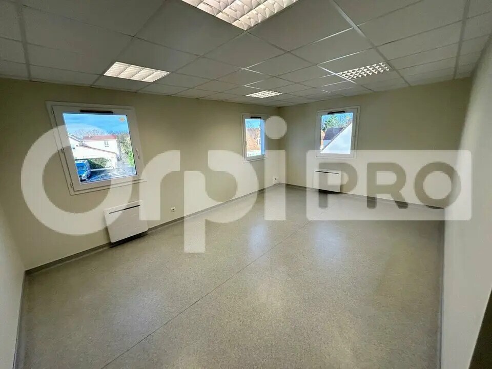 Office in Gometz-le-Châtel for lease Interior Photo- Image 1 of 5