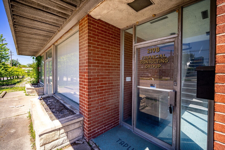 2198 Losantiville Ave, Cincinnati, OH for lease - Building Photo - Image 3 of 28